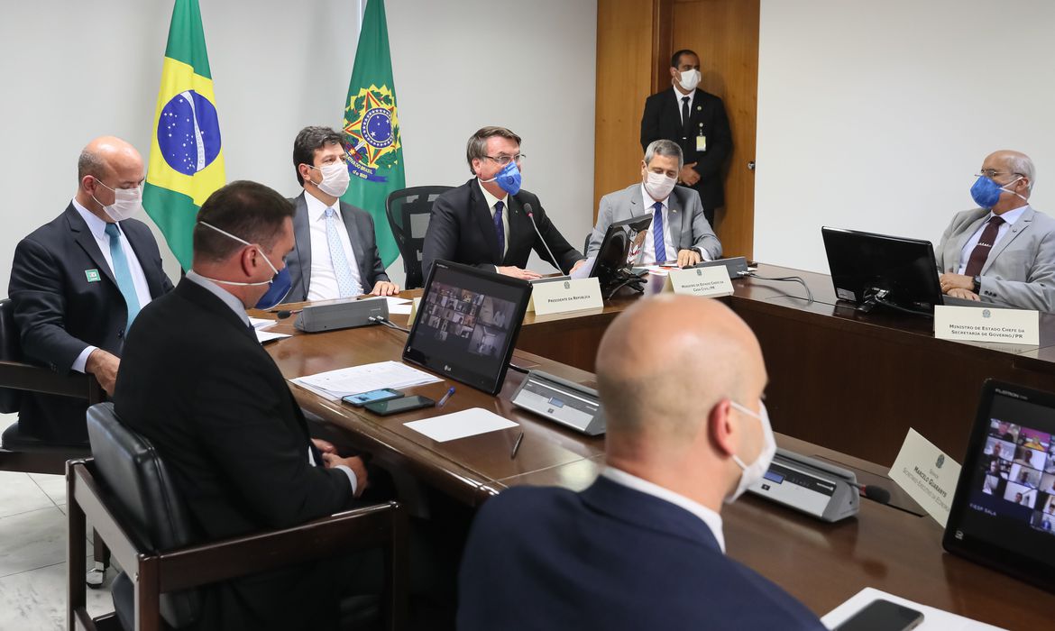 Mandetta muda o tom de novo e defende isolamento social