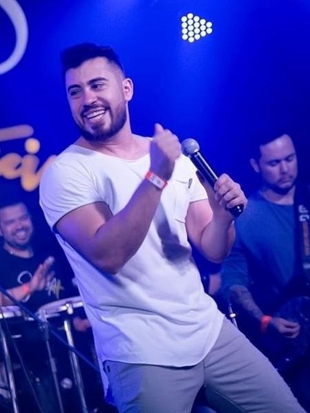 Vocalista de grupo de pagode morre ao bater carro em poste em Curitiba