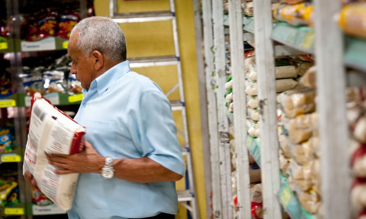 Senado adia votação de projeto que cria renda básica durante pandemia