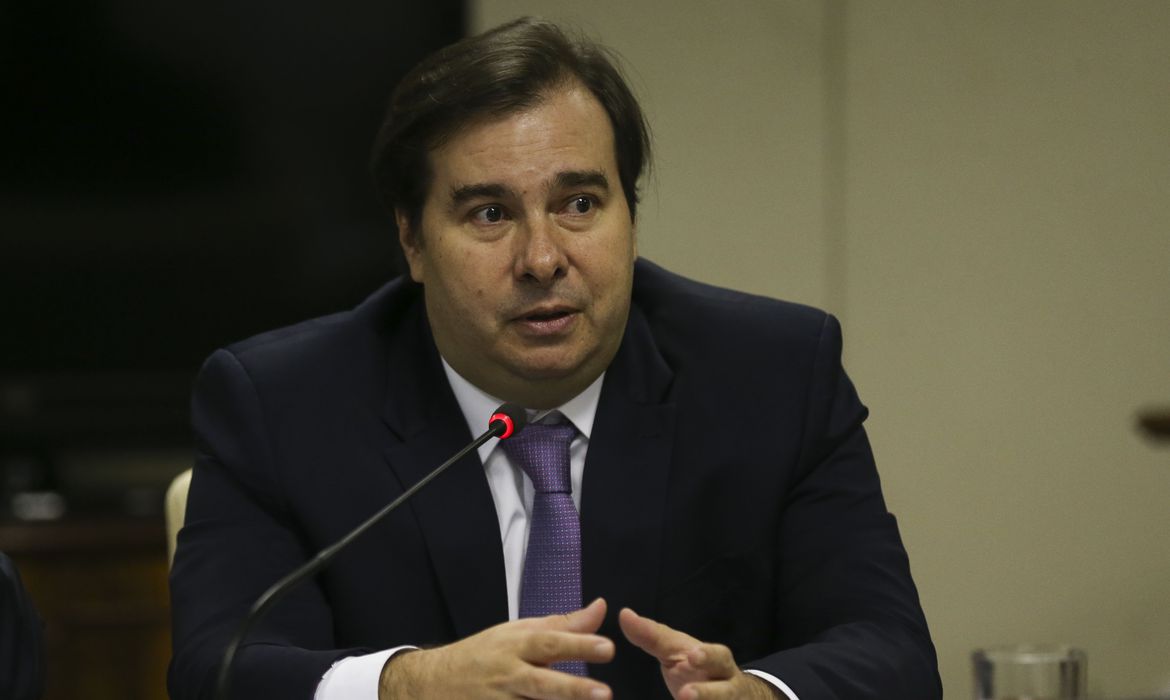 Maia pede MP que assegura renda em suspensão de contrato de trabalho