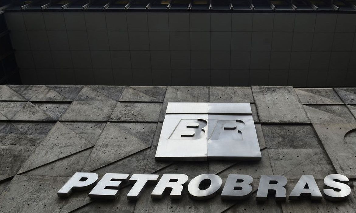 Petrobras faz redução em produção de petróleo e gastos com pessoal