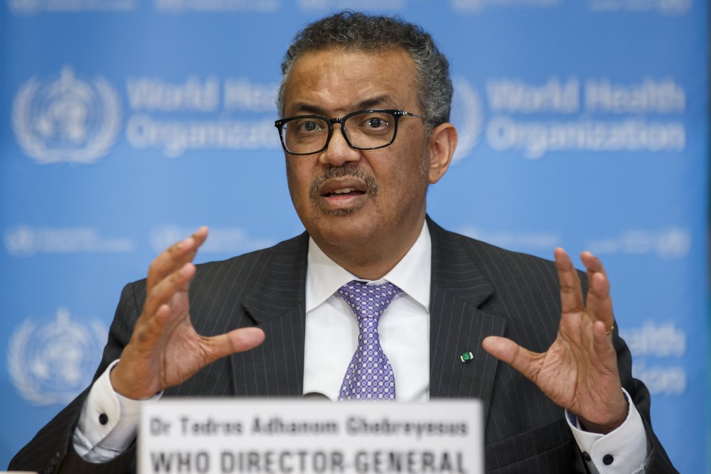 Diretor-geral da OMS denuncia que tem sido alvo de ataques racistas e ameaças