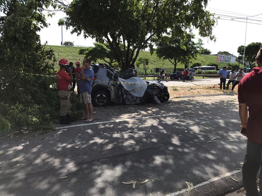 Após sofrer assalto, homem persegue bandidos, capota o carro e morre em Natal