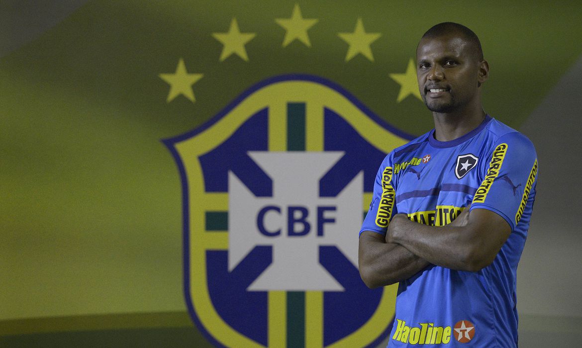 Goleiro leiloa camisa usada na Copa de 2014 autografada por todos os jogadores