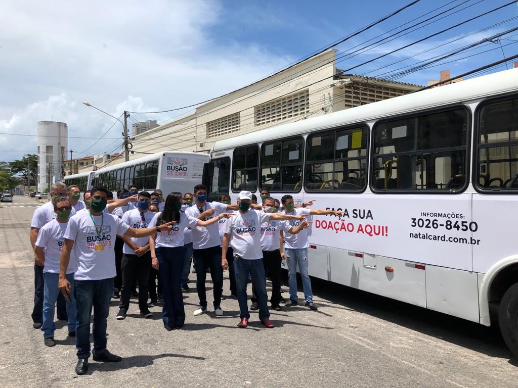 Busão Solidário faz entrega de cestas básicas para União dos Artistas de Natal
