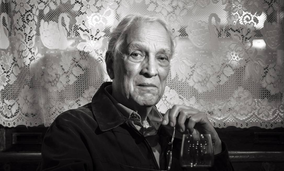 Escritor considerado o mestre da literatura policial morre no RJ aos 84 anos