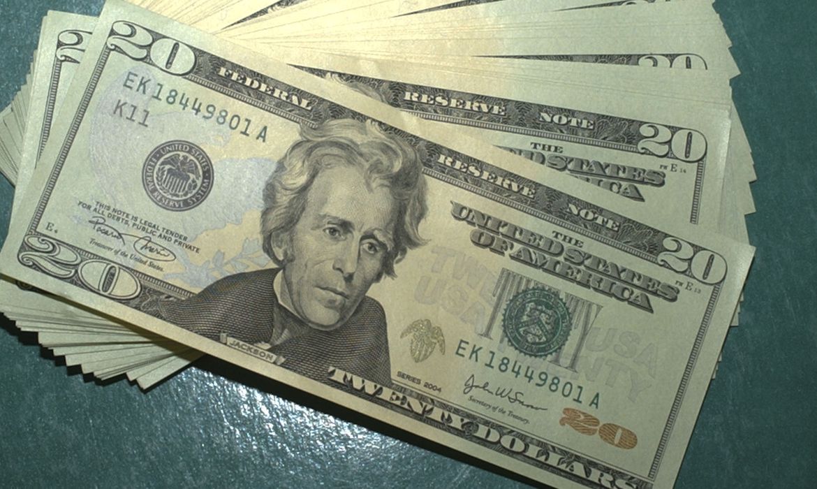 Dólar cai para R$ 5,23, mas fecha semana com alta de quase 3%