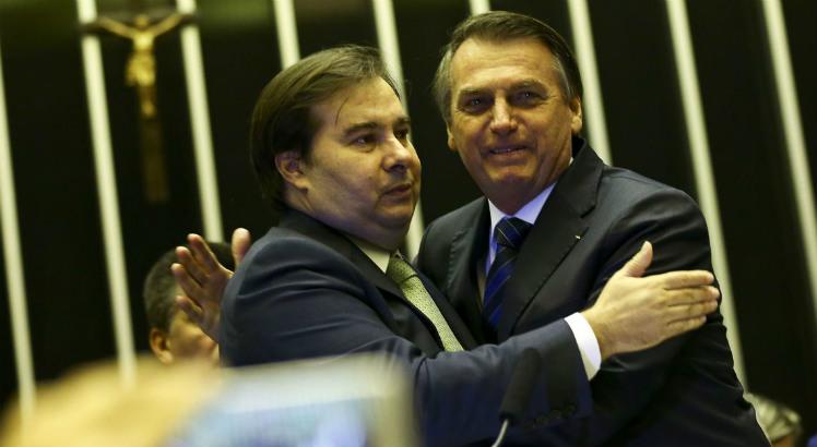 Em disputa com Maia, Bolsonaro acena com cargos ao centrão para formar base
