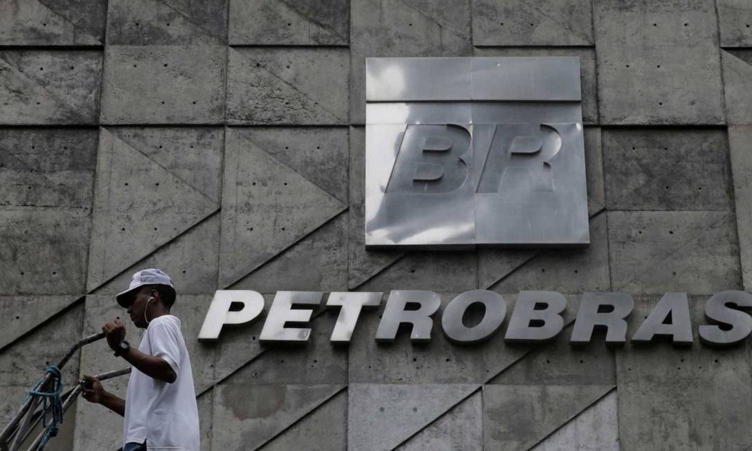 Justiça manda Petrobras suspender redução de jornada de trabalho e de salários