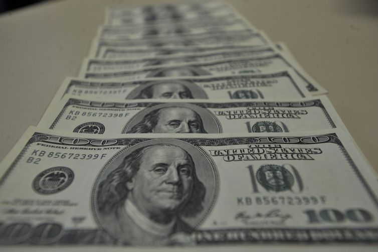 Dólar fecha acima de R$5,40 pela 1ª vez com apostas em corte de juro
