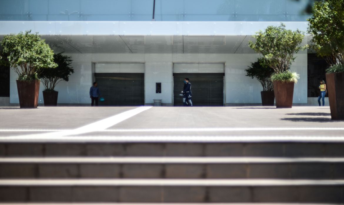 Confiança do consumidor atinge menor patamar em 15 anos, diz FGV