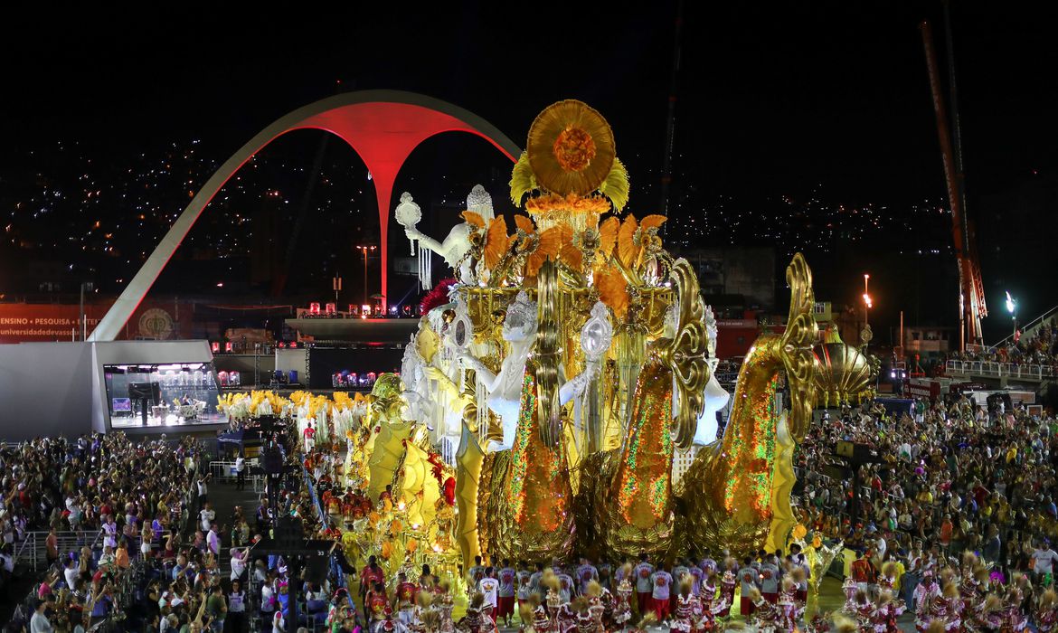 Incêndio atinge barracão de escola campeã do Carnaval do RJ