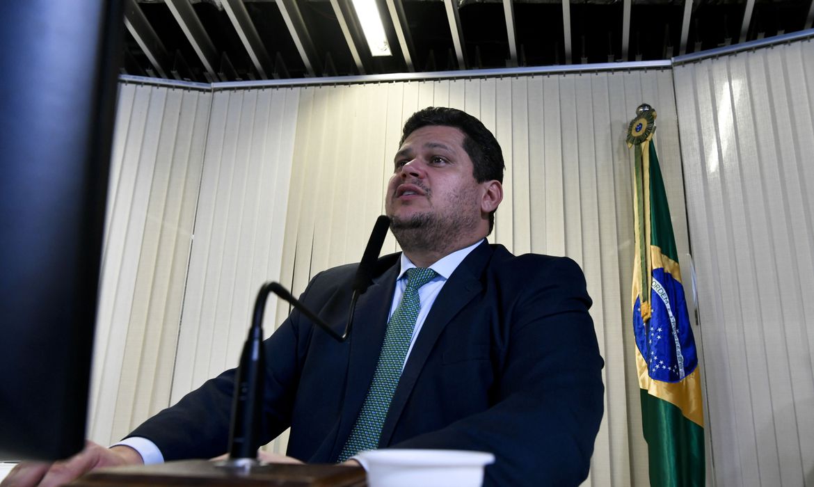 Proposta de socorro a estados prevê congelamento de salários até 2021