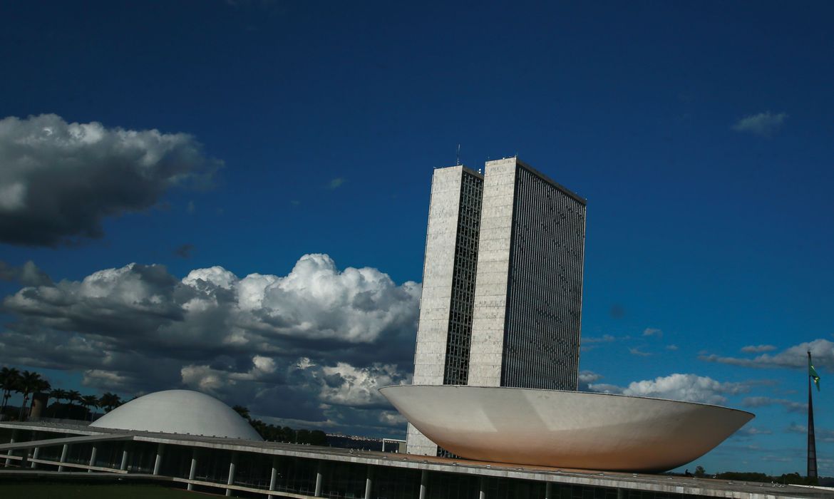 Senado tenta votar hoje proposta de auxílio a estados e municípios