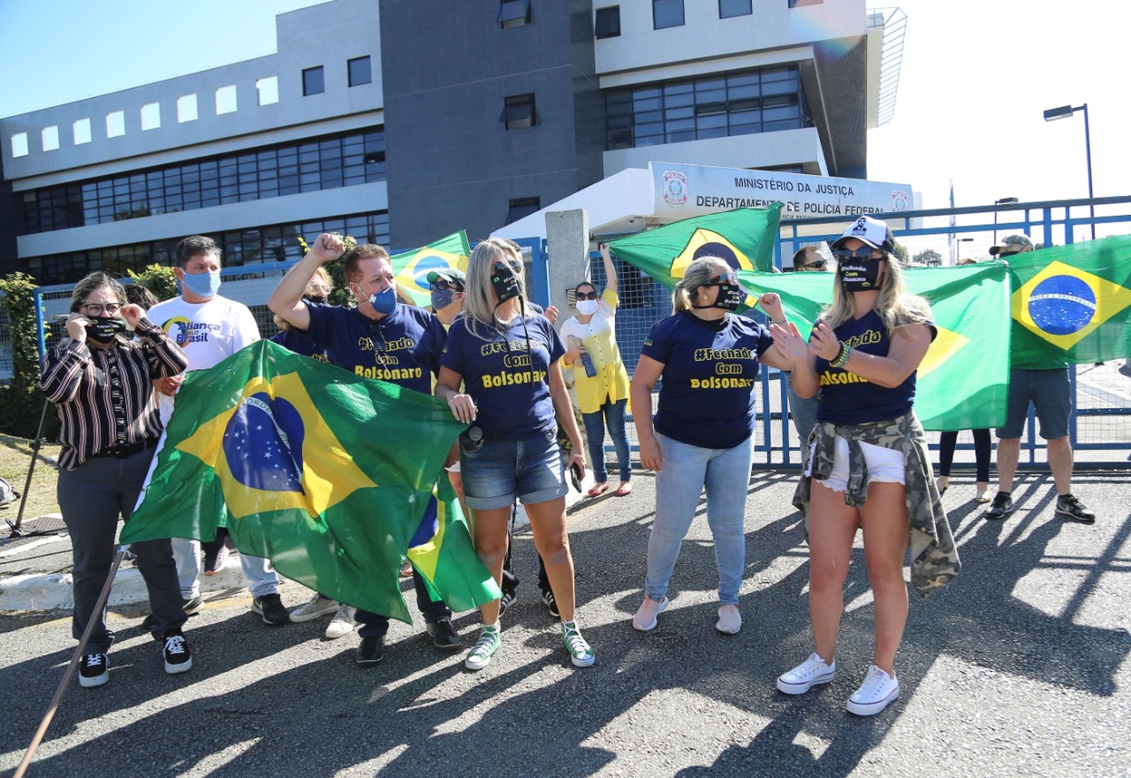 Manifestantes anti e pró-Moro o aguardam na PF de Curitiba para depoimento