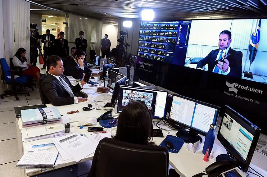 Aprovado congelamento de salários do setor público; saúde e segurança ficam fora