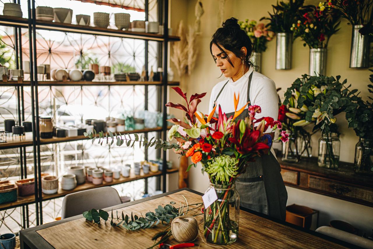 Ateliê de flores oferece buquês desconstruídos e mimos para Dia das Mães