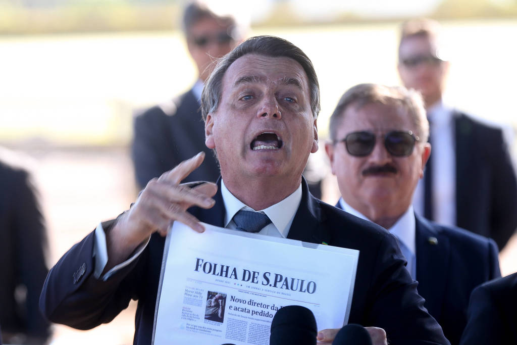 VÍDEO: Bolsonaro manda repórteres calarem a boca e ataca jornal; veja