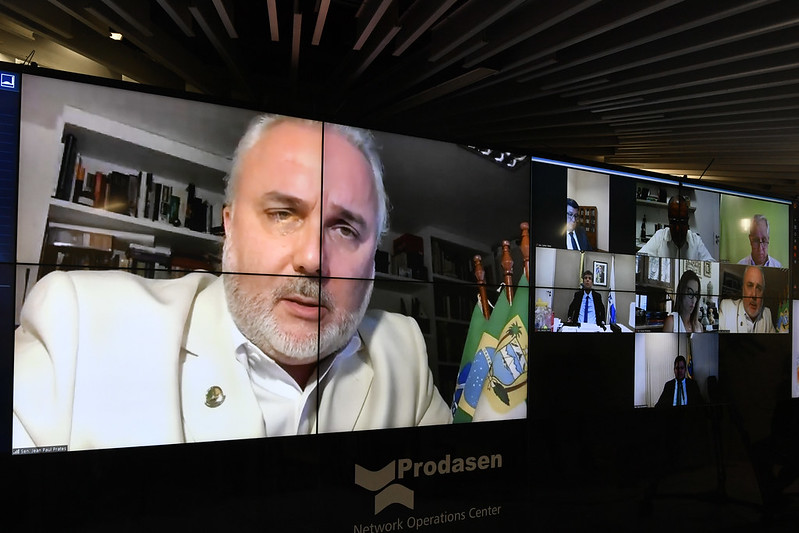 'Bolsonaro vive à base de grosserias, bravatas e ameaças', diz senador do RN