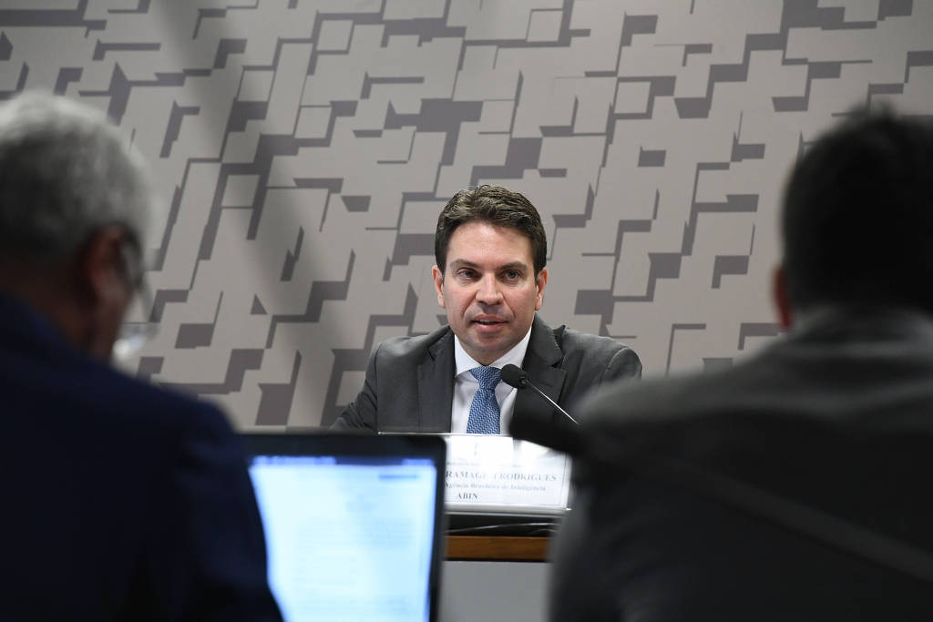 Bolsonaro pede ao STF reconsideração da nomeação de Ramagem para PF