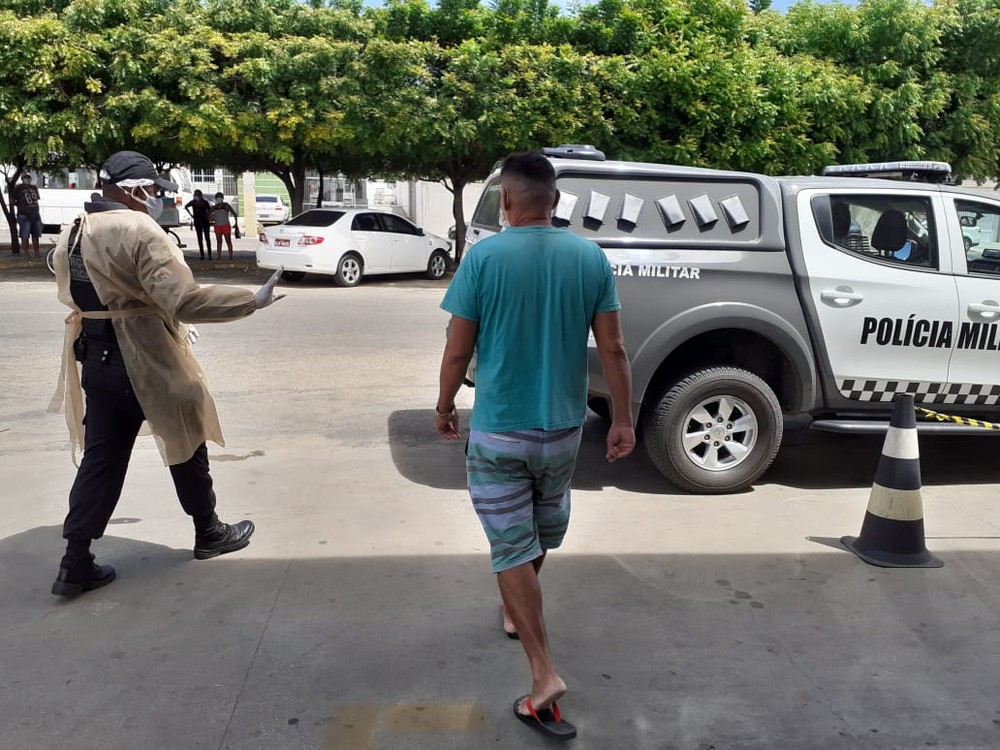 VÍDEO: Homem com Covid-19 é detido pela PM em fila da Caixa no interior do RN