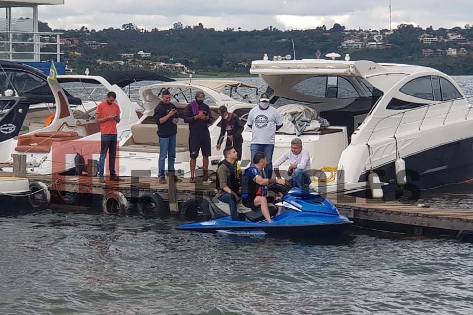 Bolsonaro anda de jet ski no dia em que país passa de 10 mil mortos por Covid-19