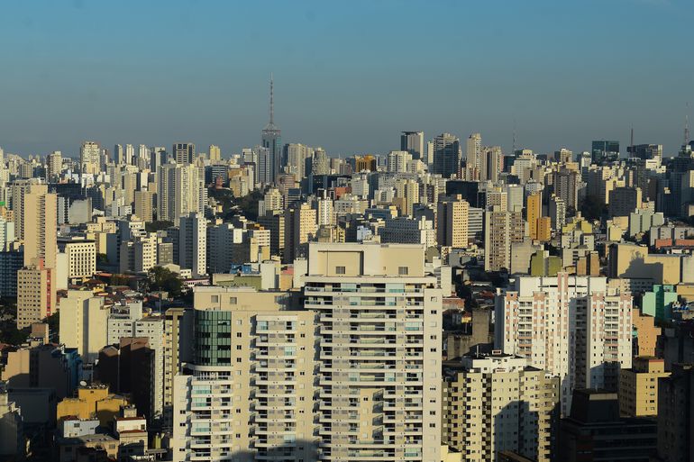 Previsões catastróficas sobre o coronavírus no Brasil não se confirmaram
