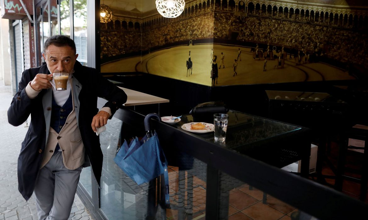 Cafés da Espanha reabrem após queda no total de mortes por coronavírus