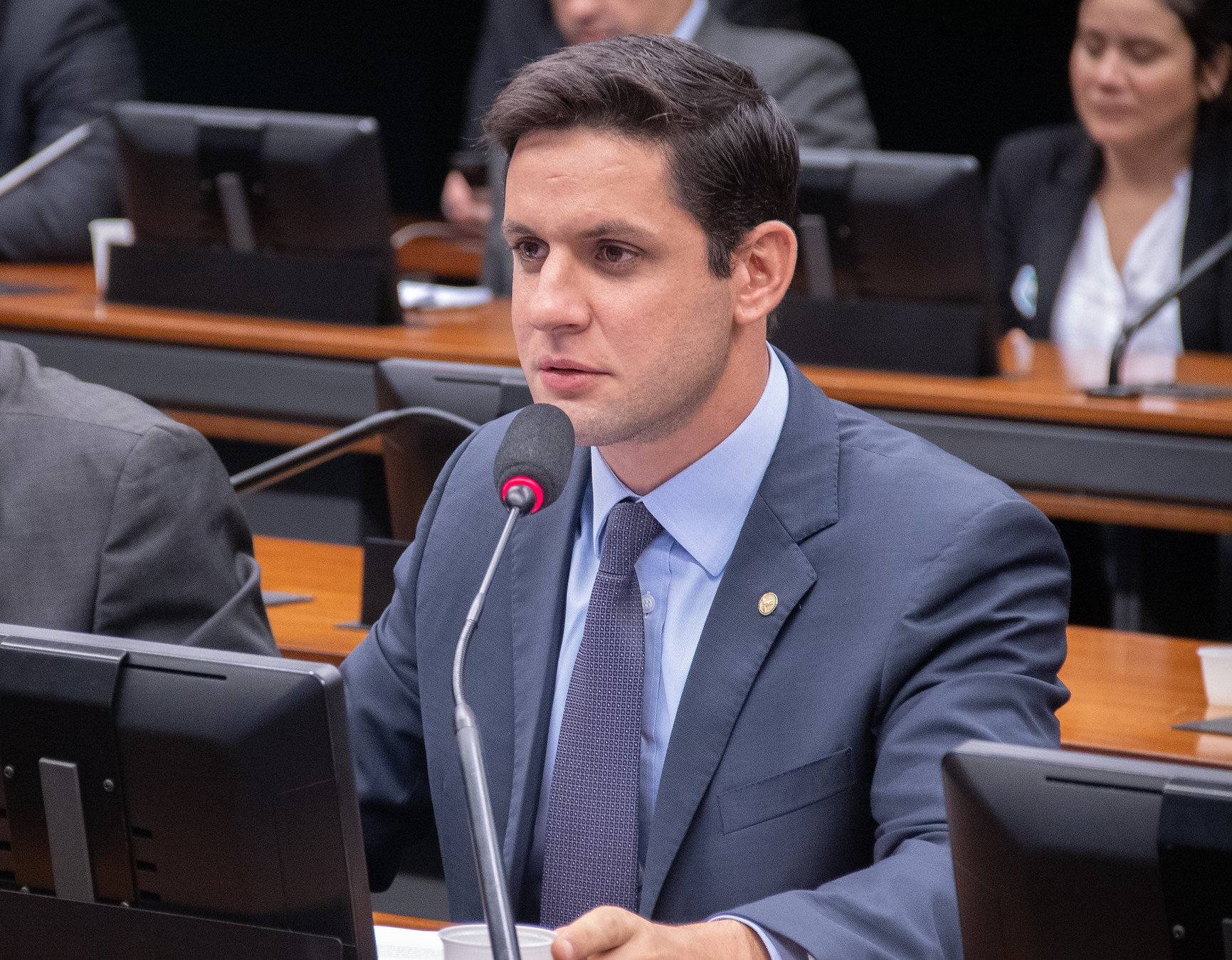 Rafael Motta propõe redução dos juros do cartão de crédito e cheque especial