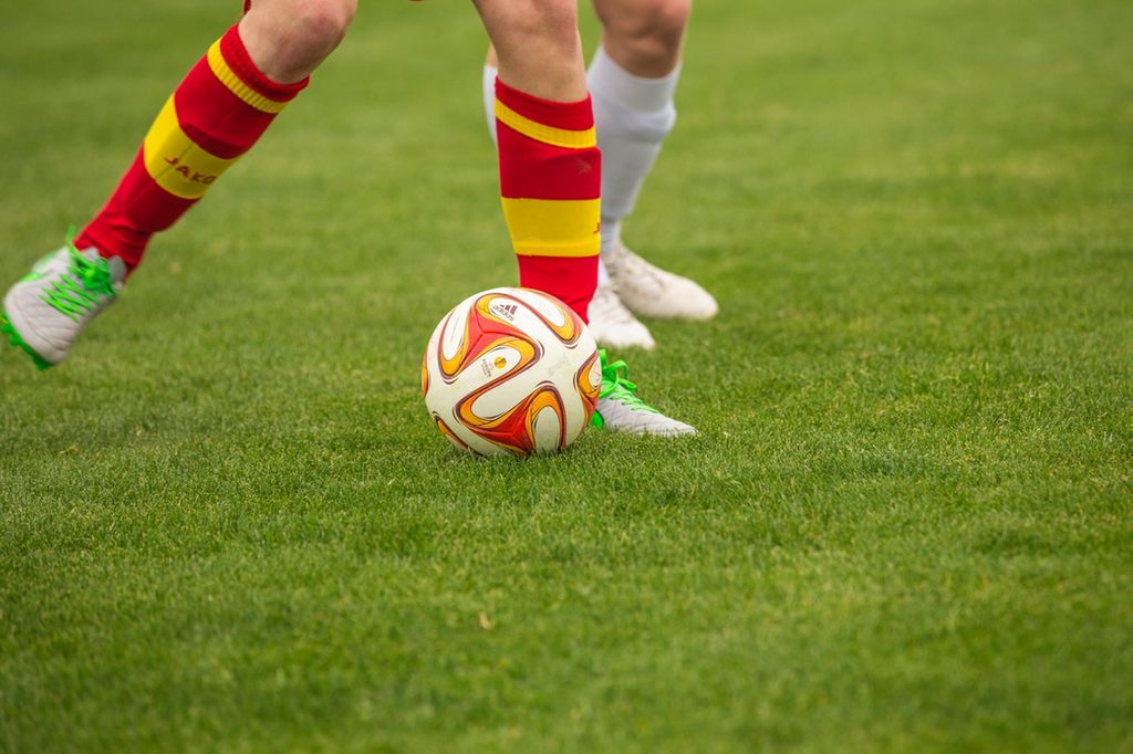 Beijar a bola, cuspir no chão; veja novas proibições para retorno do futebol