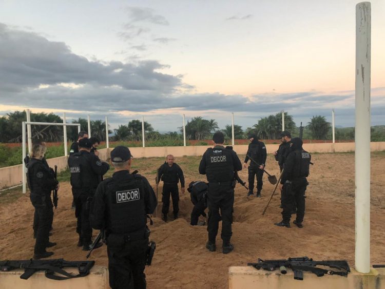Polícia acha galpão com armas e cigarros em casa de vereador preso no RN
