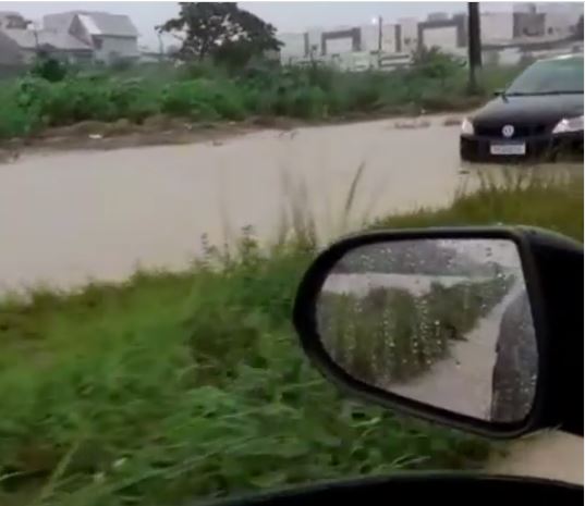 VÍDEO: Carros usam a contramão para escapar de alagamento em av. de Parnamirim