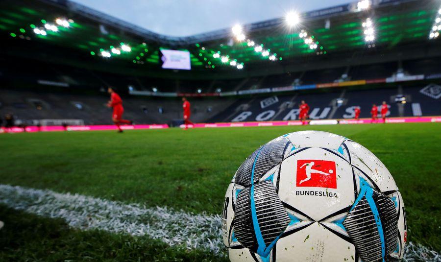 Campeonato alemão reinicia com protocolo de segurança e gol de brasileiro