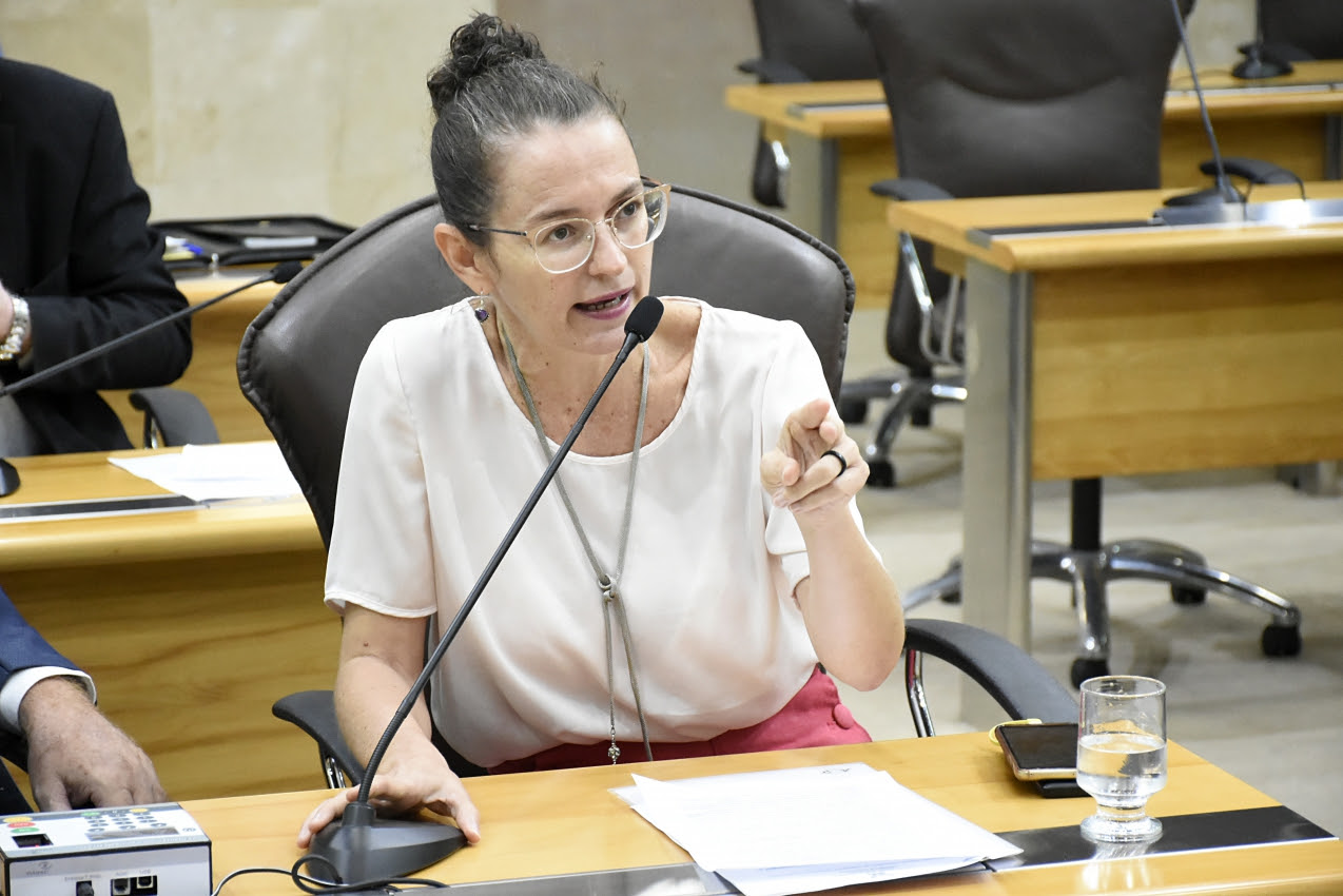 Deputada do PT pede suspensão do Enem em 2020: Impraticável este ano