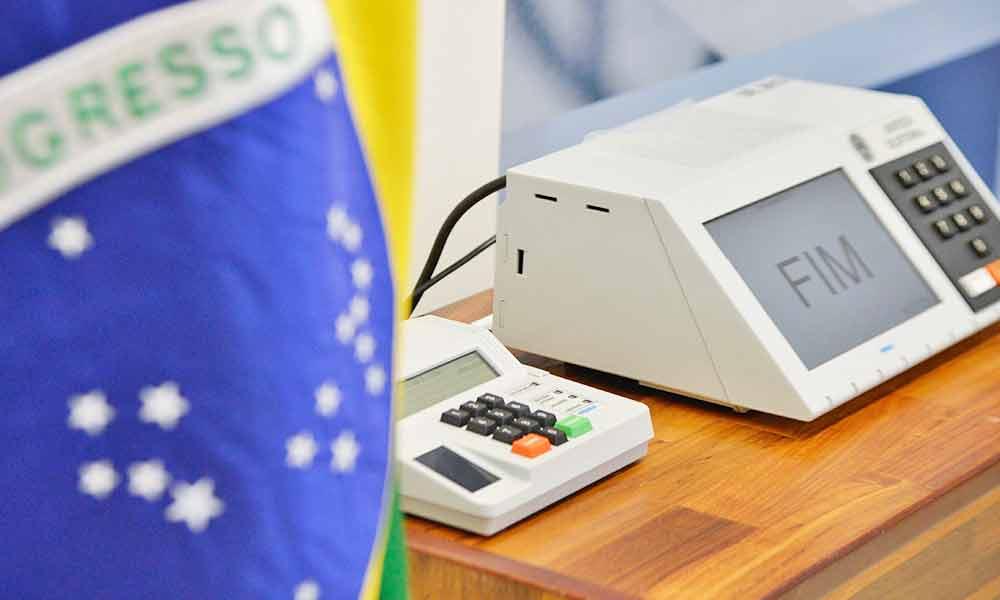 Congresso estuda adiamento de eleição sem estender mandatos, diz Maia