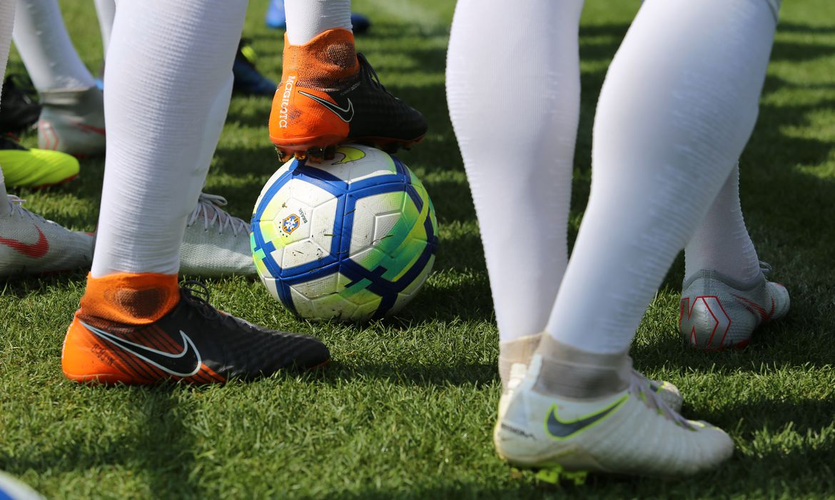 Clubes ainda não podem retornar aos treinos, diz prefeito do Rio