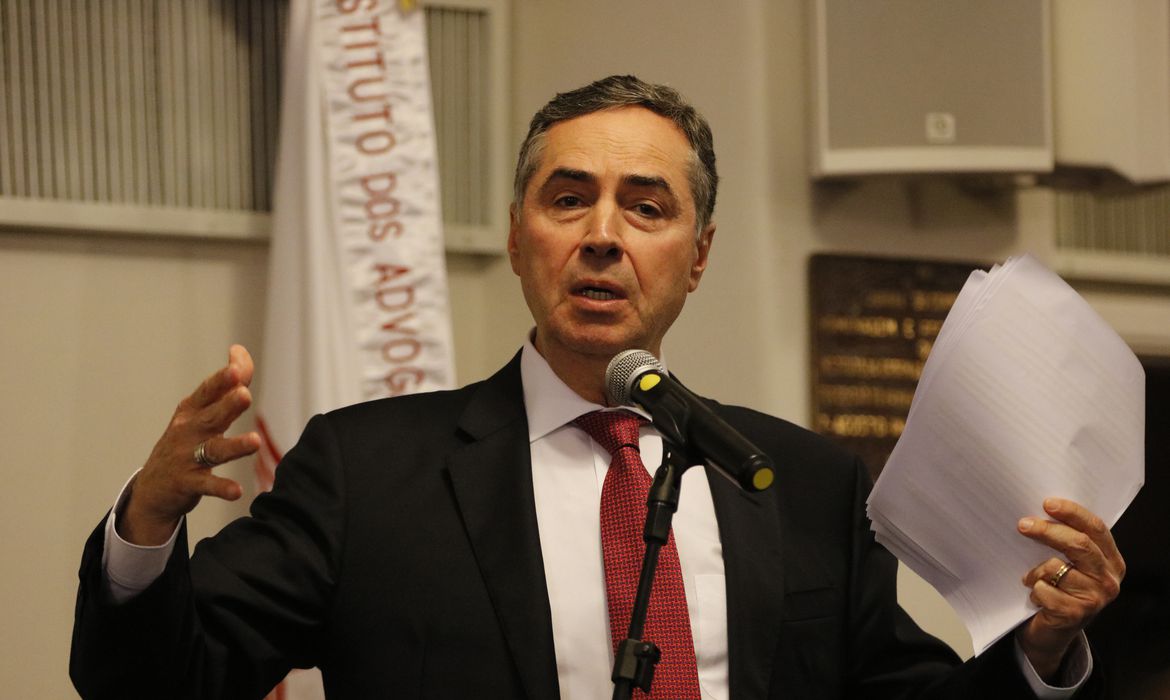 Covid-19: eleição municipal pode ser dividida em 2 dias, diz Barroso