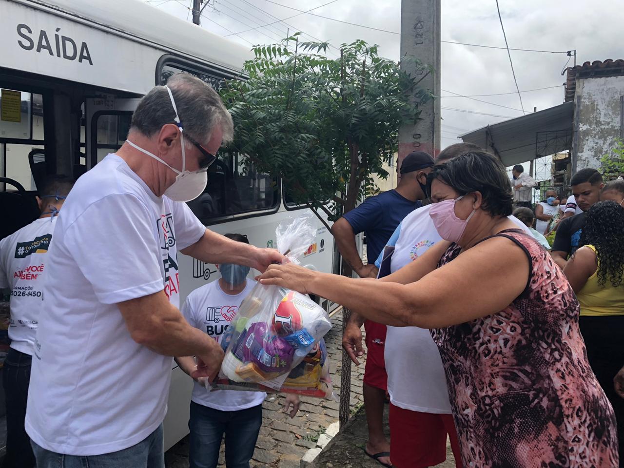 Busão Solidário faz entrega de alimentos e kits de limpeza