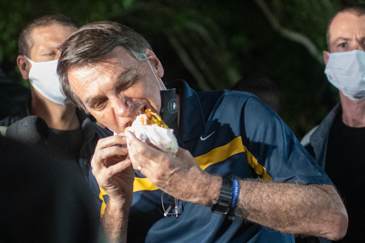 Bolsonaro passeia por Brasília e come cachorro quente em barraca