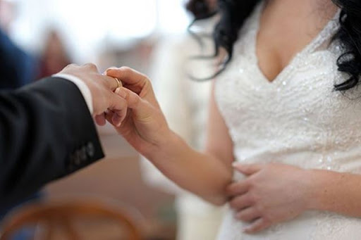 Pesquisa mostra que pandemia fez número de casamentos cair até 61%