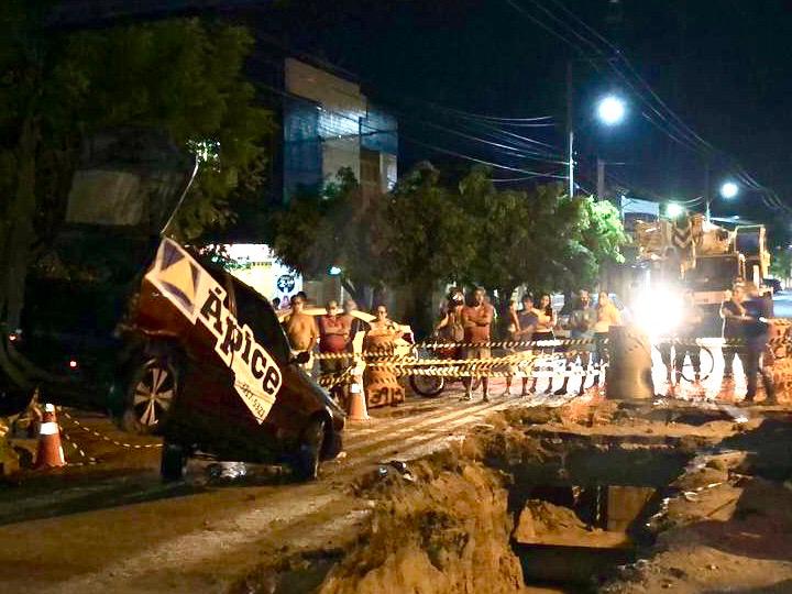 Carro cai em vala aberta no meio de rua em Mossoró