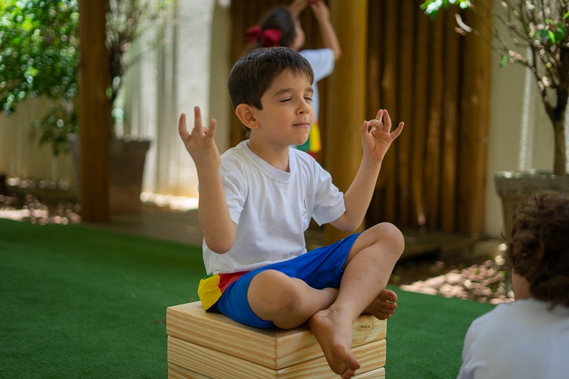 Meditação pode ajudar crianças durante o isolamento social