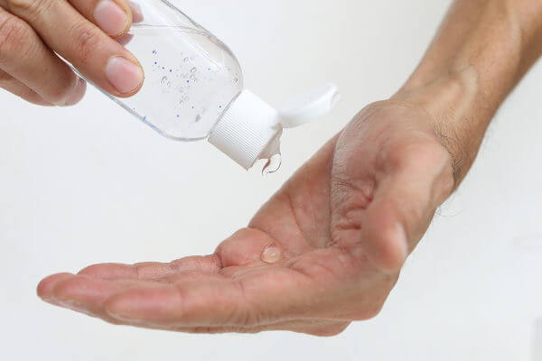 Vereadora é condenada por distribuir álcool em gel com propaganda política no RN