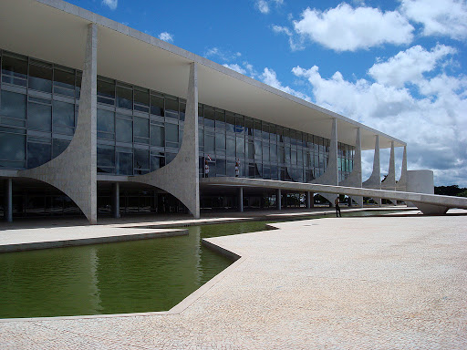 Planalto informa à PF que Moro não assinou exoneração de Valeixo