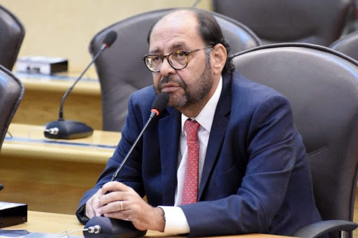 Fátima quer "caronear" insinuando paternidade de respiradores, diz deputado