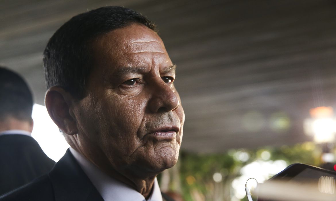Governo pretende gastar R$ 44 mil com esteira "touch screen" para Mourão