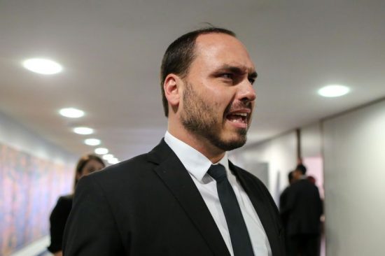 Carlos Bolsonaro reage a operação contra bolsonaristas por fake news: “Perigo”