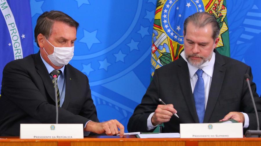 Bolsonaro visita presidente do STF no hospital
