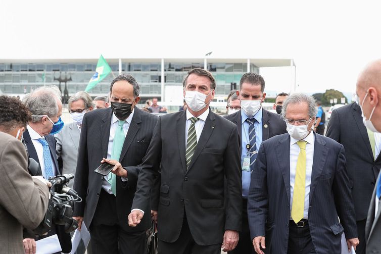Bolsonaro convoca ministros para discutir reação ao STF após operação