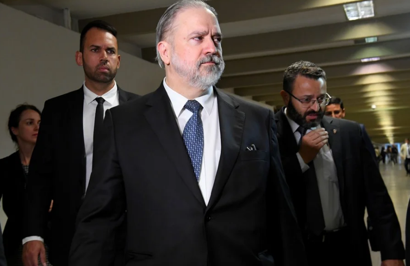 PGR se manifesta contra apreensão de celular de Bolsonaro
